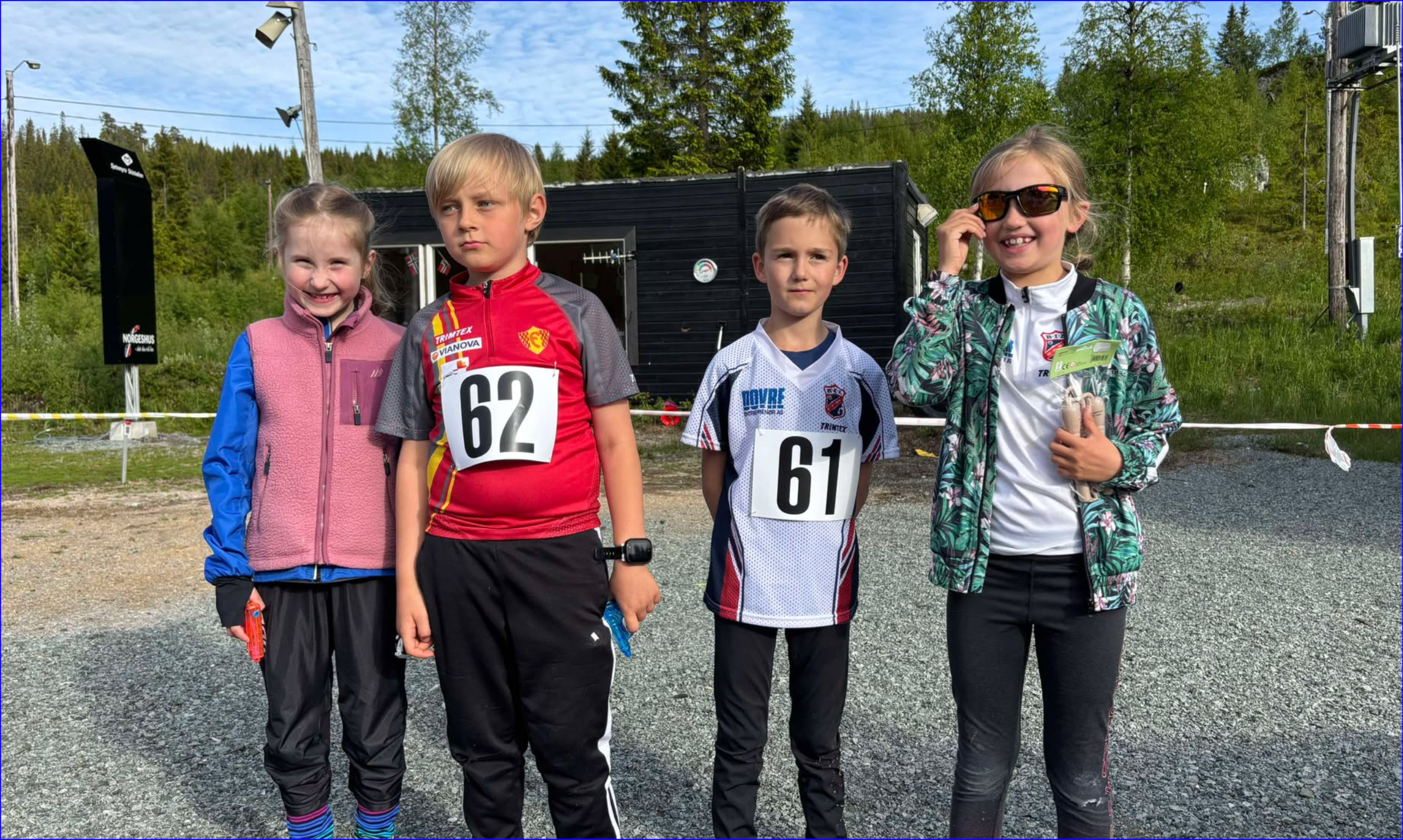 Fornøyde løpere og en ubuden gjest under kveldens ungdomsløp i Sjetnmarka